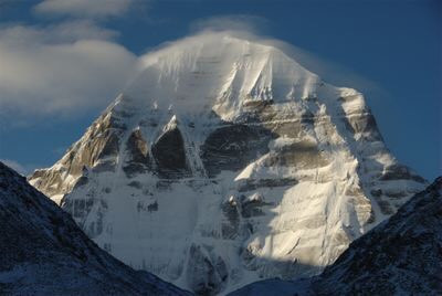 Kailash, nằm trong dãy Transhimalaya ở Tây Tạng, ngọn núi cao 6,638m này là nơi linh thiêng của Phật giáo, đạo Bon, đạo Hindu và đạo Kỳ Na. Đỉnh núi Kailash là nơi thần Shiva của đạo Hindu được cho là ngồi trong trạng thái thiền định vĩnh viễn. Nguồn: tcp/Getty Images.