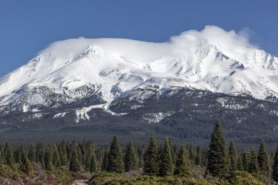 Shasta, ngọn núi lửa cao khoảng 4.322m này được tin rằng là có khả năng giữ mùa xuân mà từ đó mọi sự sống được tạo ra, hiện nay là đầu nguồn của sông Upper Sacramento. Vì lý do này, ngọn núi tâm linh này có ý nghĩa đặc biệt quan trọng đối với người Winnemem Wintu, những người tự coi mình là người trông coi vùng đất. Nguồn: Buyenlarge/Getty.