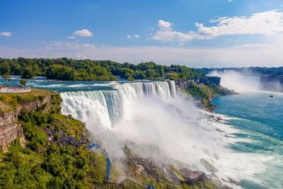 Là thác nước mạnh nhất và nổi tiếng nhất ở Bắc Mỹ, thác Niagara đổ hơn sáu triệu feet khối nước qua đỉnh của nó mỗi phút. Nằm ở biên giới giữa bang New York và tỉnh Ontario, Canada, thác Niagara là nguồn cung cấp năng lượng thủy điện quan trọng cho cả hai quốc gia. Nguồn: Maria Feklistova/EyeEm/Getty Images.