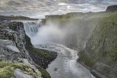 Nằm ở Bắc Iceland, thác nước Dettifoss khổng lồ thường được công nhận là một trong những thác nước hùng vĩ nhất ở châu Âu. Nhiều thách nước ở Iceland được sử dụng trong ngành thủy điện, tuy nhiên, thác nước này được bảo vệ khỏi mục đích kinh tế do ý nghĩa địa chất của nó. Nguồn Uwe Moser/Getty Images .