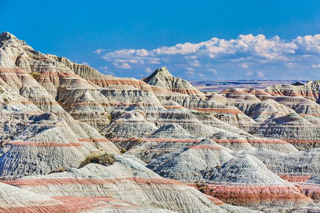 Công viên Quốc gia Badlands của Nam Dakota với những ngọn núi đá rực rỡ. Cấu trúc đá được hình thành do sự lắng đọng và xói mòn của các loại đá trầm tích mềm như đá sa thạch, đá vôi, tro núi lửa và đá phiến sét. Các lớp lâu đời nhất có niên đại 75 triệu năm. Nguồn: Peter Unger/Getty.