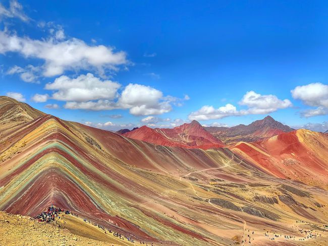 Vinicunca, còn được gọi là Núi Bảy Màu, là một đỉnh núi đầy màu sắc trong dãy núi Andes của Peru. Các sọc dọc nhiều màu trên núi được cấu tạo bởi nhiều lớp đá trầm tích khác nhau. Một số lớp giàu sắt đã chuyển sang màu đỏ và xanh lục sau khi tiếp xúc với oxy và nước.