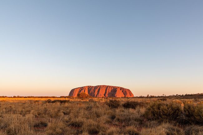 Uluru, khối đá sa thạch khổng lồ cao 1.142 feet (khoảng 348 mét), dài 2,2 dặm (khoảng 3,5 km), rộng khoảng 1,5 dặm (khoảng 2,4 km). Theo các nhà địa chất, một trong những tảng đá lớn nhất thế giới này hình thành cách đây khoảng 350 triệu năm. Nguồn: Dietmar Rabich/Wikimedia Commons/CC BY-SA 4.0.