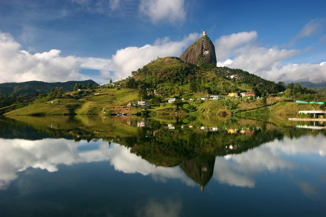 El Peñón de Guatapé của Columbia là một tảng đá granit nguyên khối nằm cách hồ nước Embalse Peñol-Guatapé khoảng 220 mét, không có các vết nứt trên bề mặt. Nguồn: Tan Yilmaz/Getty Images.