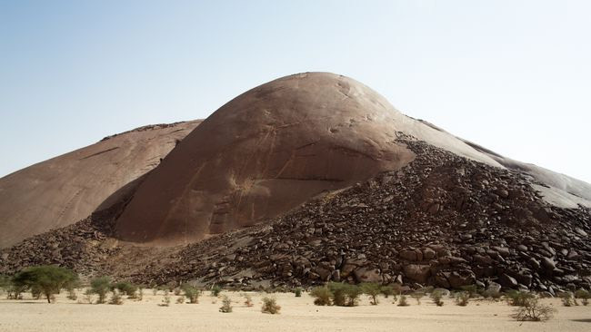Ben Amera, tảng đá nguyên khối lớn nhất ở châu Phi. Nó cao khoảng 2.030 feet (khoảng 618 mét) ở Mauritania, ở rìa phía tây của sa mạc Sahara. Điều đáng buồn là không có con đường trải nhựa nào để khách du lịch có thể tham quan, ngắm nhìn vẻ đẹp hùng vĩ của nó. Nguồn: Adro Hatxerre/Getty Images.