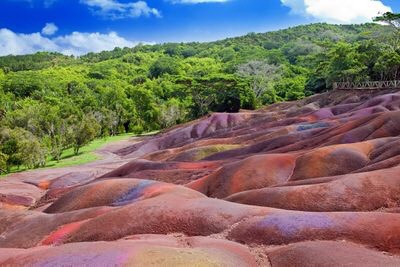 Tập hợp các cồn cát nhỏ ở Chamarel, Mauritius, là một trong những kỳ quan nhiều màu sắc nhất gồm: đỏ, tím, xanh lam, xanh lá cây, vàng và nâu. Các chuyên gia suy đoán rằng những đụn cát này được tạo ra theo thời gian thông qua quá trình oxy hóa và phong hóa hóa học. Nguồn: KKulikov/Shutterstock