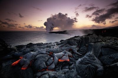 Vườn quốc gia núi lửa, Hawaii với núi lửa Kilauea được cho rằng đã ngừng phun trào từ tháng 5/2021, tuy nhiên trước đó khách du lịch có thể quan sát dung nham nóng chảy ở đây. Nguồn Art Wolfe/Getty Images