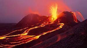 Khi dung nham của núi lửa Kiliauea phun trào, du khách có thể ngắm nhìn trực tiếp từ khu vực quan sát dung nham ven biển cách đó khoảng 275m. Nguồn: Báo Tài nguyên và Môi trường
