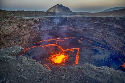 Ngọn núi lửa hoạt động mạnh nhất của Ethiopia, Erta Ale. Các du khách có thể đứng tại miệng núi lửa, nhìn hồ dung nham. Tuy nhiên, để đến được đây, du khách phải đi 5 giờ lái xe qua sa mạc, băng qua một cánh đồng có nhiều dung nham cứng. Nguồn: Guenterguni/Getty