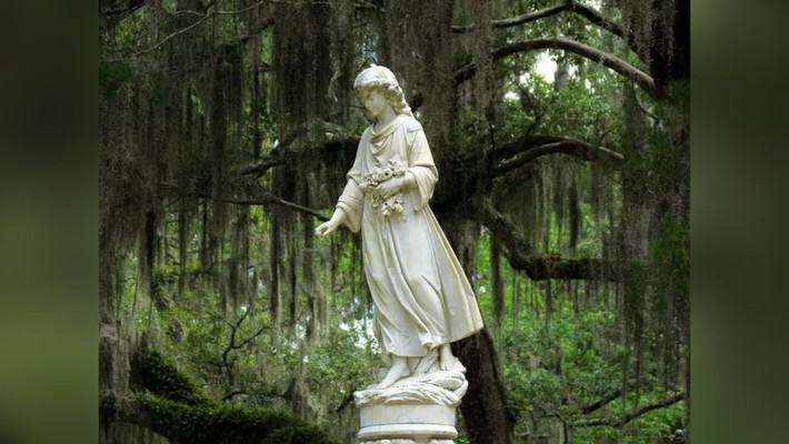 Savannah, Georgia, được cho là "thành phố ma ám nhất Hoa Kỳ" bởi các tour du lịch ma với chuyến thăm Nghĩa trang Bonaventure của thành phố. Ở đây có nhiều các bức tượng như người thật đặt trên các bia mộ khiến nơi đây trở nên u ám và kì dị hơn. Nguồn: Sandy Auriene Sullivan.