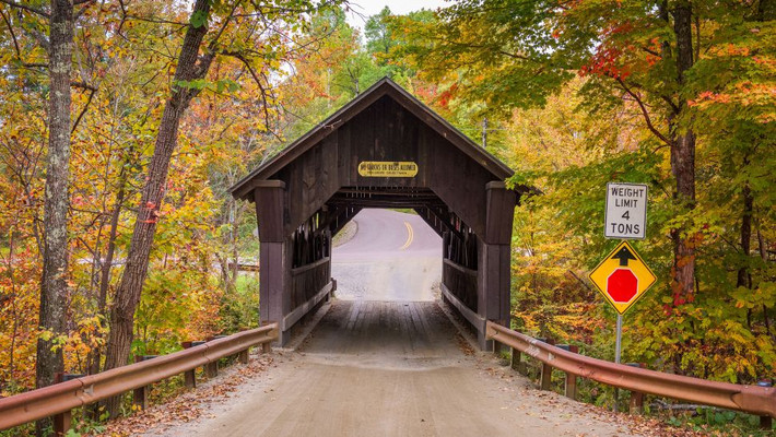 Cầu Emily ở Stowe, Vermont, cây cầu có mái che trông ma quái, vốn là hiện trường của một cô gái trẻ tự tử bằng cách treo cổ vào giữa những năm 1800. Nhiều người cho rằng họ đã nghe thấy tiếng động lạ, thậm chí cả tiếng một người phụ nữ la hét. Nguồn: Shutterstock.