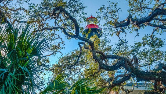 Ngọn hải đăng St.Augustine nằm tên Đảo chắn Anastasia, Florida. Hai cô con gái của Hezekiah đã gặp sự cố và chết đuối ở đây. Nhiều người kể họ đã nghe thấy tiếng cười đùa của 2 cô gái, hoặc nhìn thấy 1 cô gái mặc váy và đeo chiếc nơ cài tóc màu xanh lam. Nguồn: Leamus/Getty Images.
