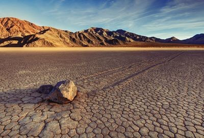 Một phần của công viên được gọi là Racetrack Playa trước đây là địa điểm của một bí ẩn địa chất nổi tiếng thế giới. Dưới đáy hồ khô này có hàng trăm tảng đá (một số nặng 31,7kg) được cho là tự di chuyển, để lại những con đường mòn trên mặt đất dài tới 457m. Nguồn: Copyright Matt Kazmierski/Getty Images.