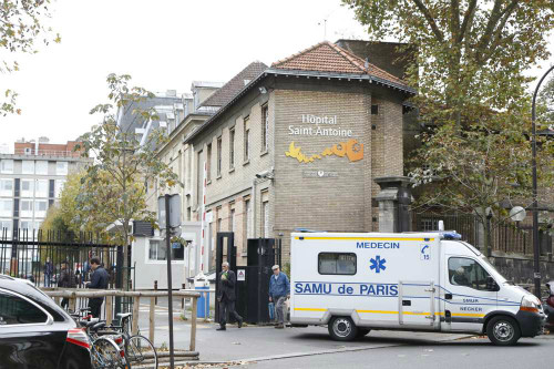 Các bệnh viện tại Paris đã kích hoạt "chế độ trắng" (plan blanc) ứng phó thảm kịch cấp cứu hàng trăm nạn nhân bị khủng bố xả súng và nổ bom, tất cả cơ sở y tế quá tải. Toàn bộ bác sĩ, y tá, điều dưỡng viên... của tất cả bệnh viện ở Paris được huy động.