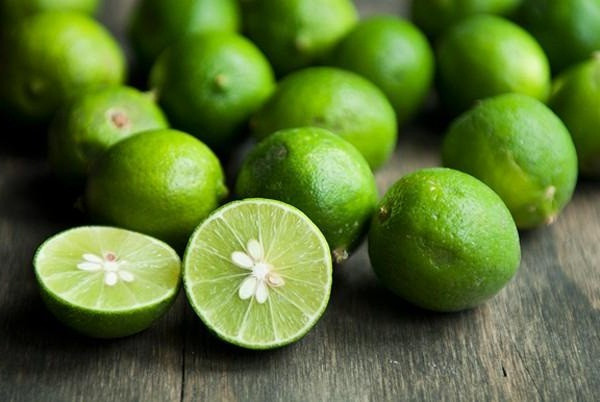 Chanh tươi. Dùng chanh tươi thoa vào chân, để khoảng 15 phút sau đó rửa lại bằng nước sạch. Thực hiện hằng ngày sẽ giúp chân khô ráo và hết mùi hôi khó chịu.