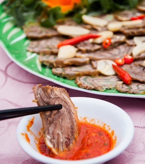 Đầu tiên phải kể đến món đặc sản Tây Bắc là món bắp nghé muối chua với thịt mềm, gân giòn hấp dẫn. Nước chấm cũng được chuẩn bị kỹ lưỡng. Đó phải là loại tương ớt Mường Khương có sự kết hợp của hạt dổi, cỏ ngựa và hạt mắc mật tuy cay nhưng không quá nồng.