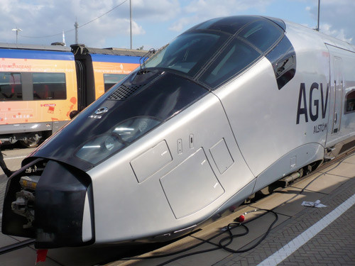 Tàu TGV với mũi hình dáng khí động học rất lạ. Thiết kế mũi tàu thế này sẽ giảm được tối đa lực cản của gió.