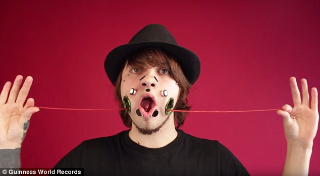 Joel Miggler, 23 tuổi, một chàng trai làm nghề người mẫu tại Đức có cách làm đẹp kỳ quặc khiến nhiều người phải sợ hãi. Anh nói rằng anh là một người đam mê body art (nghệ thuật trên cơ thể người), và những lỗ hổng đó cũng là một tác phẩm nghệ thuật của anh.