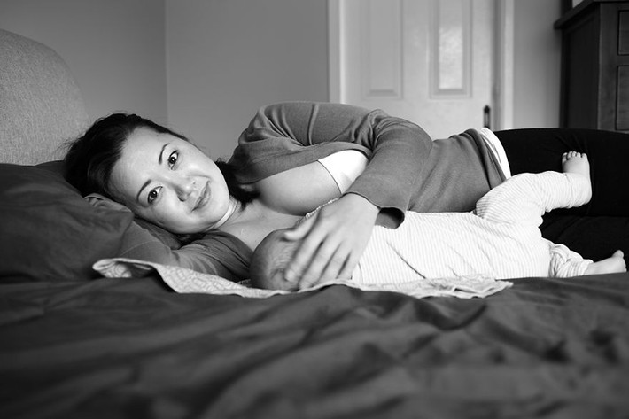 Một trong những bức hình đẹp cho thấy cả hai mẹ con đều rất thoải mái và vui vẻ với việc cho con bú.