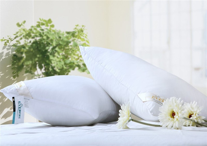 Nghiên cứu cho thấy chỉ sau 2 năm sử dụng, hơn 1/3 trọng lượng của gối là các con ve bụi - còn sống và đã chết, và da chết. Ảnh: everonvn.