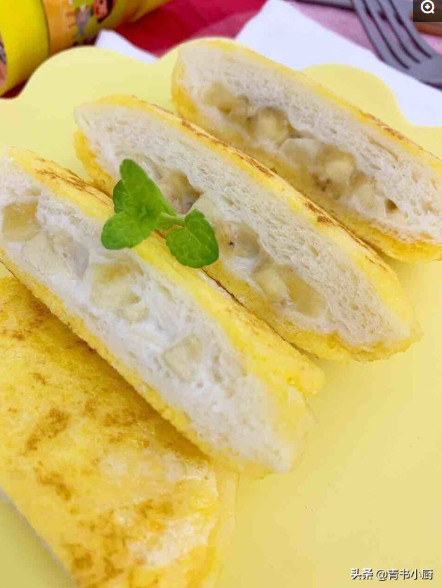 Bánh trông vô cùng ngon miệng, vị ngọt ngào kết hợp chua chua, giúp bé thích thú.
