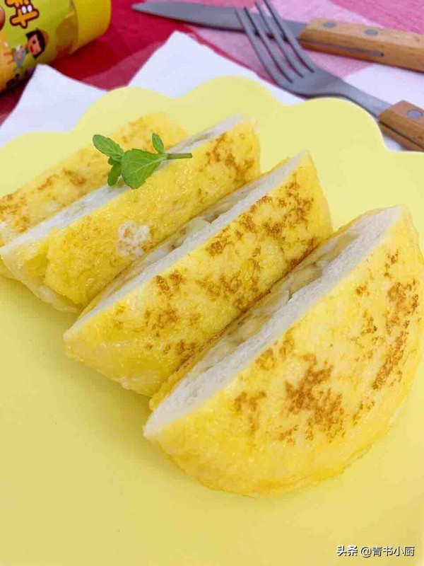 Món bánh vừa có vị ngọt của chuối, chút ngậy của trứng, chua mát dịu và ươn ướt của sữa chua nên rất dễ ăn. Đây là bữa sáng hoàn hảo hoặc bữa phụ cho trẻ.