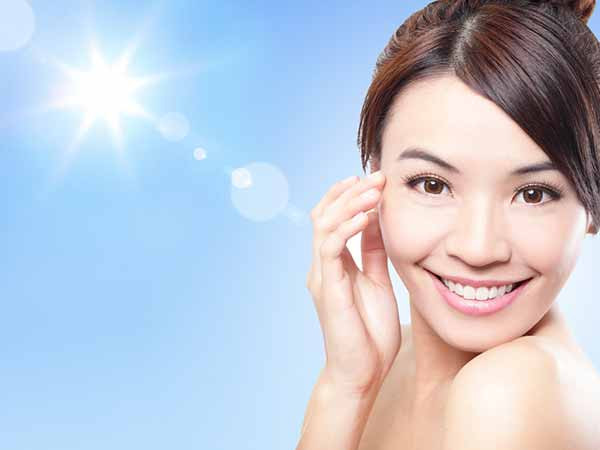 Để da tiếp xúc với ánh nắng lâu: Tiếp xúc với nắng quá lâu có thể khiến da bị cháy nắng, mẩn đỏ, bị mụn trứng cá, kích ứng da và tăng sắc tố da. Do đó, bạn nên thoa kem chống nắng và che chắn để bảo vệ cho càng kỹ càng tốt.