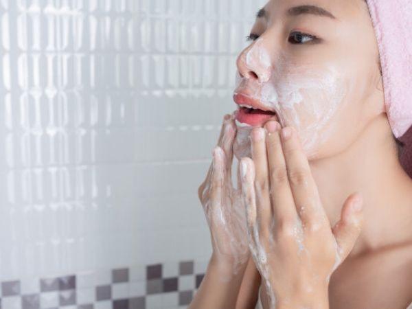 Ít tẩy tế bào chết cho da: Tẩy tế bào chết giúp loại bỏ da chết, da xỉn màu cùng các chất bẩn và tạp chất tích tụ trong lỗ chân lông. Tuy nhiên, nhiều người nhầm tưởng rằng tẩy tế bào chết chỉ dành cho da khô và vào lúc thời tiết khô. Thời tiết nóng và ra mồ hôi vào mùa hè gây tắc lỗ chân lông gây ra nhiều vấn đề về da như mụn trứng cá và khuyết điểm. Do đó, tẩy tế bào chết 2 lần/tuần là rất cần thiết.
