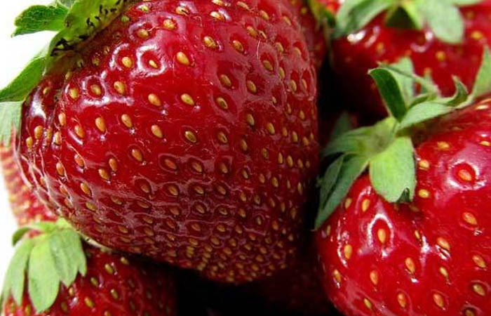6. Dâu tây: Dâu tây chứa nhiều vitamin C và các chất chống oxy hóa nên có tác dụng loại bỏ khuyết điểm trên da hiệu quả. Đơn giản chỉ cần lấy một vài quả dâu tây chín, cho một nước cốt chanh vào nghiền cùng. Thoa hỗn hợp đều lên da mặt và để thư giãn trong 20 phút. Sau đó, rửa mặt sạch và vỗ nhẹ cho da khô. Nếu sở hữu da khô, bạn có thể cho thêm mật ong vào mặt nạ. Đắp mặt nạ 2 lần/tuần.
