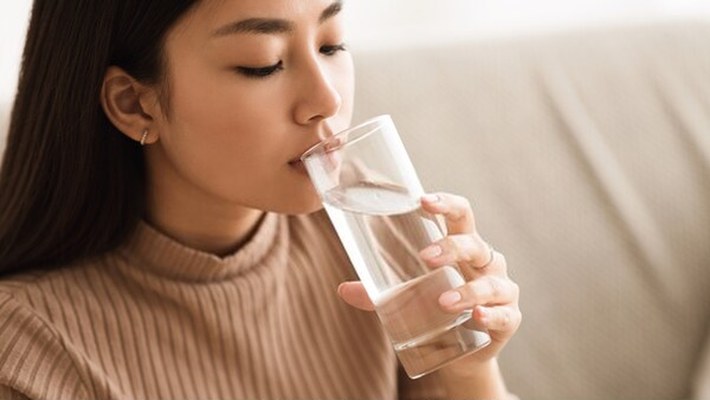 Uống đủ nước sẽ giúp tăng thể tích dịch cơ thể, tránh máu tăng đặc dẫn tới sự hình thành huyết khối (cục máu đông). Ảnh: bidvmetlife.