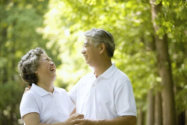 Vì vậy, khi nhiệt độ ngoài trời tăng cao, người cao tuổi nên hạn chế ra ngoài đường, nhất là những lúc nắng gắt, buổi trưa đứng nắng. Ảnh: plo.