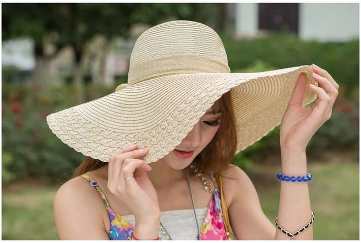 Nếu bắt buộc phải ra ngoài khi trời nắng, bạn nên đội mũ nón rộng vành, dùng ô, kem chống nắng để bảo vệ da. Ảnh: tramanhcaps.