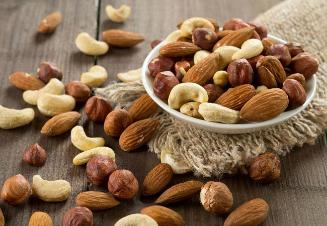 Cùng với đó, bạn hãy bổ sung các thực phẩm giàu chất béo tốt như đậu nành, quả bơ, các loại hạt,...Ảnh: gik.