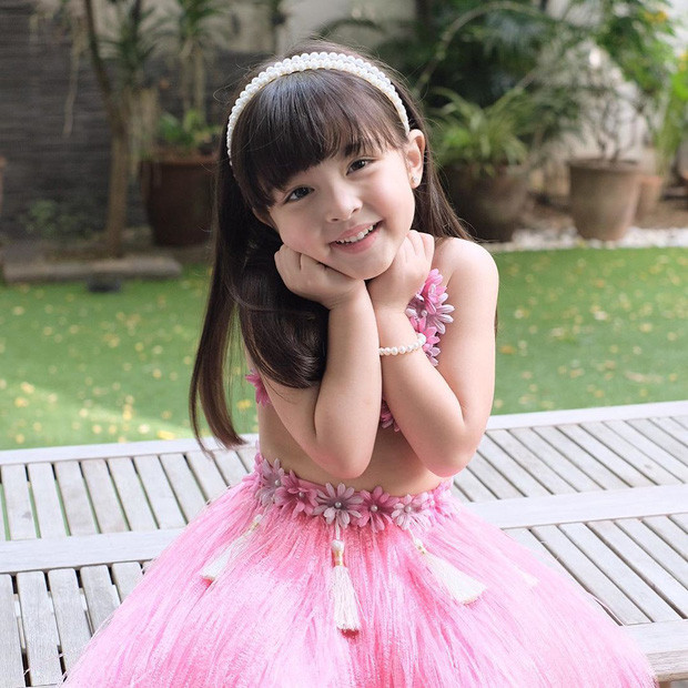 Sở hữu vẻ đẹp thiên thần, Zia hứa hẹn tương lai sẽ soán ngôi mẹ của mình - mỹ nhân đẹp nhất Phillipines.