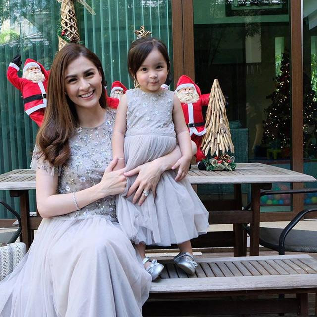Bé Zia thường xuyên mặc đồ đôi với bà mẹ xinh đẹp.