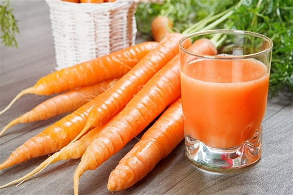 Cà rốt là loại củ quen thuộc trong các bữa cơm của mọi nhà. Cà rốt có chứa beta-carotene mà cơ thể bạn chuyển thành vitamin A. Ảnh: caythuocdangian.