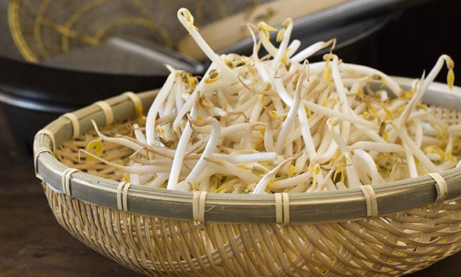 Với giá đỗ, nhiều chị em chỉ rửa sạch và ăn sống mà không nấu chín. Ảnh: tienphong.