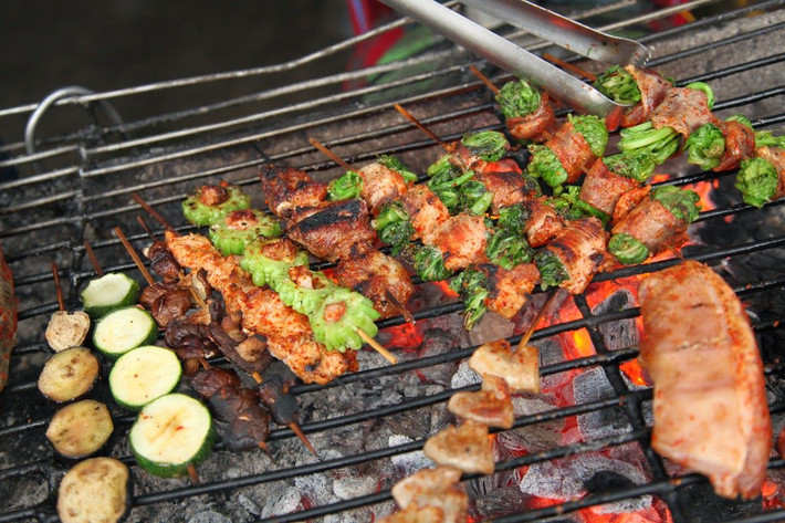 Nhiều chị em thường nướng rau củ trên than để ăn kèm trong các buổi tiệc nướng nhưng việc làm này có thể làm cạn kiệt các chất dinh dưỡng bên trong rau củ. Ảnh: chudu24.