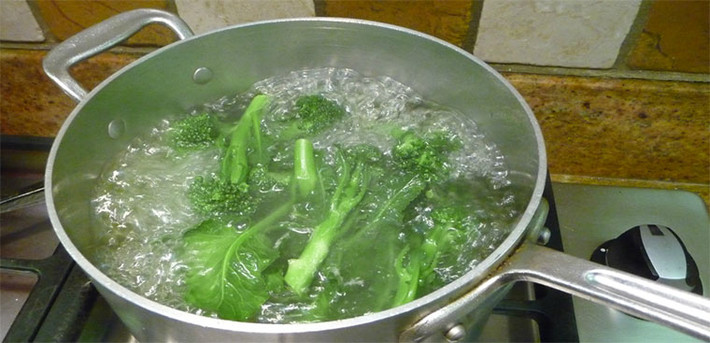 Trong khi đó, nhiều chị em vì tiết kiệm nước nên khi luộc rau chỉ cho một ít nước. Điều này khiến rau mất ngon và bị thâm đen. Ảnh: tgdd.