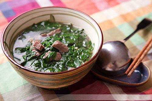 Tương tự như xào, việc nấu, luộc hay chế biến rau củ quá kỹ sẽ khiến các vi chất dinh dưỡng như vitamin B và C bị hòa tan trong nước và thẩm thấu ra ngoài một cách lãng phí. Ảnh: nau.