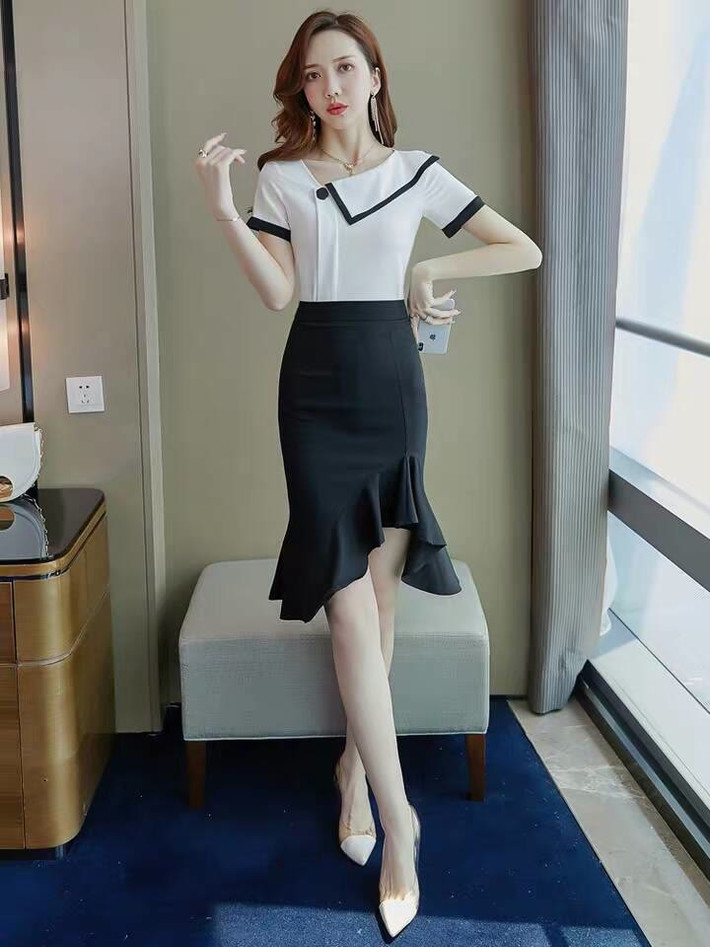 Sơ mi trắng và chân váy đen là cách kết hợp thời trang công sở quen thuộc nhưng luôn hiệu quả.