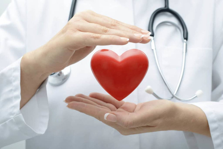 Một dấu hiệu nữa của nhồi máu cơ tim là tình trạng khó thở thường xuất hiện trước triệu chứng đau thắt ngực hoặc khó chịu ở vùng ngực. Ảnh: hellobacsi.