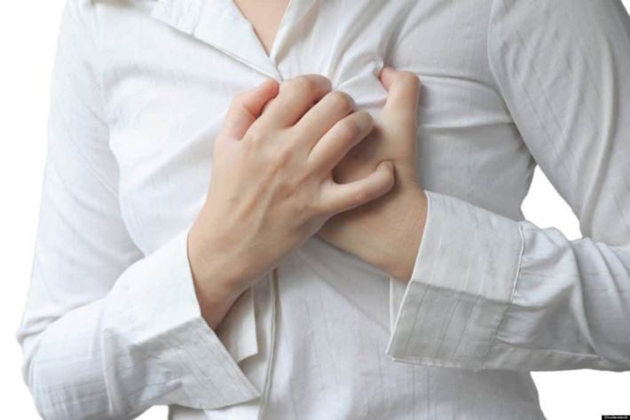 Ở một số người, cơn nhồi máu cơ tim có thể gây toát mồ hôi lạnh bất thường, đặc biệt là vùng đầu, mặt, cổ. Ảnh: tonghoiyhoc.