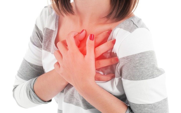 Đau bụng cũng là một dấu hiệu khác của nhồi máu cơ tim. Ảnh: onecmscdn.
