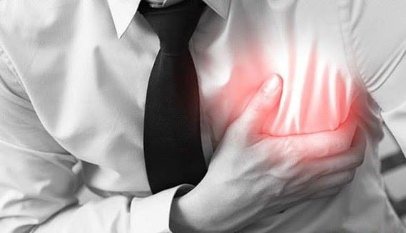 Đặc biệt, ở một số người bệnh, buồn nôn và ói mửa cũng có thể là triệu chứng cảnh báo nhồi máu cơ tim. Ảnh: tienphong.
