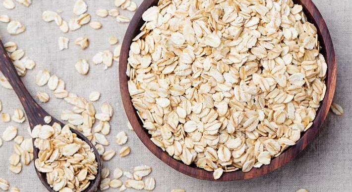 Thực đơn giảm cân với yến mạch sẽ bao gồm những nguyên liệu như sau: yến mạch, trứng gà luộc, rau luộc, hoa quả và nước lọc. Ảnh: gymborg.