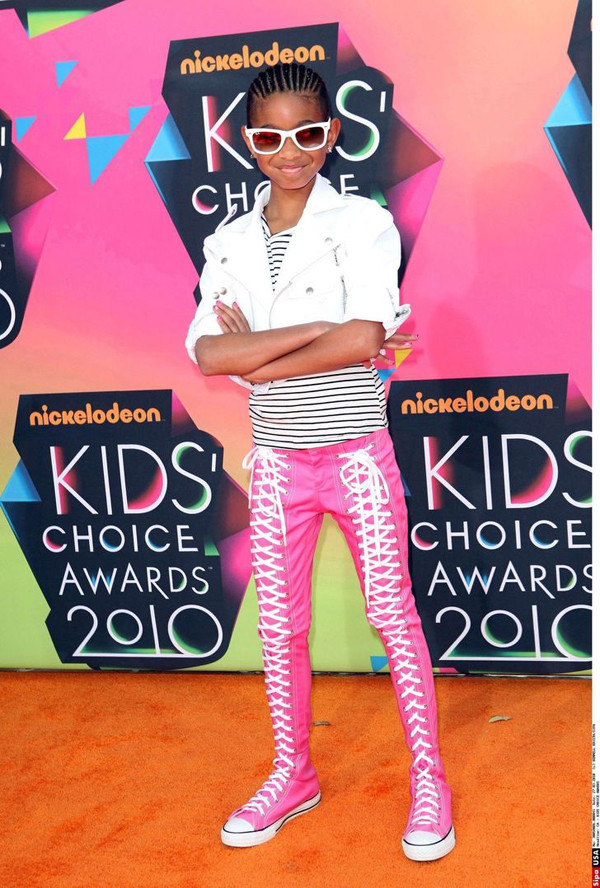 Mẫu quần kết hợp giày thể thao Converse thuộc phiên bản giới hạn. Nó từng được Willow Smith - con gái Will Smith – người rất thích hai màu hồng trắng trưng diện.