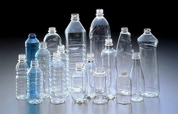 Đặc biệt, khả năng chịu nhiệt của nhựa số 1 rất kém - không quá 70°C. Khi dùng để đựng nước nóng nó sẽ hòa tan các chất độc hại. Uống vào không khác “đầu độc” cơ thể.