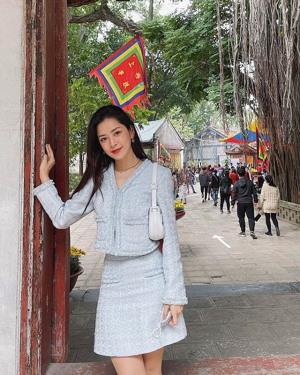 Trong khi mọi người ăn mặc phù hợp, Chi Pu và hội bạn vô tư coi chốn tâm linh như sàn diễn, chọn váy ngắn, trang phục cắt xẻ đúng chỗ hiểm.