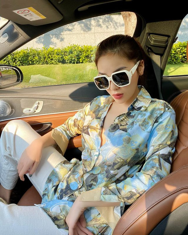 Giờ đây, bên cạnh phong cách ăn mặc thời thượng, Kỳ Duyên còn cho thấy sự đầu tư chỉn chu mỗi lần xuất hiện trước ống kính truyền thông.
